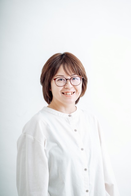 石津　友美
